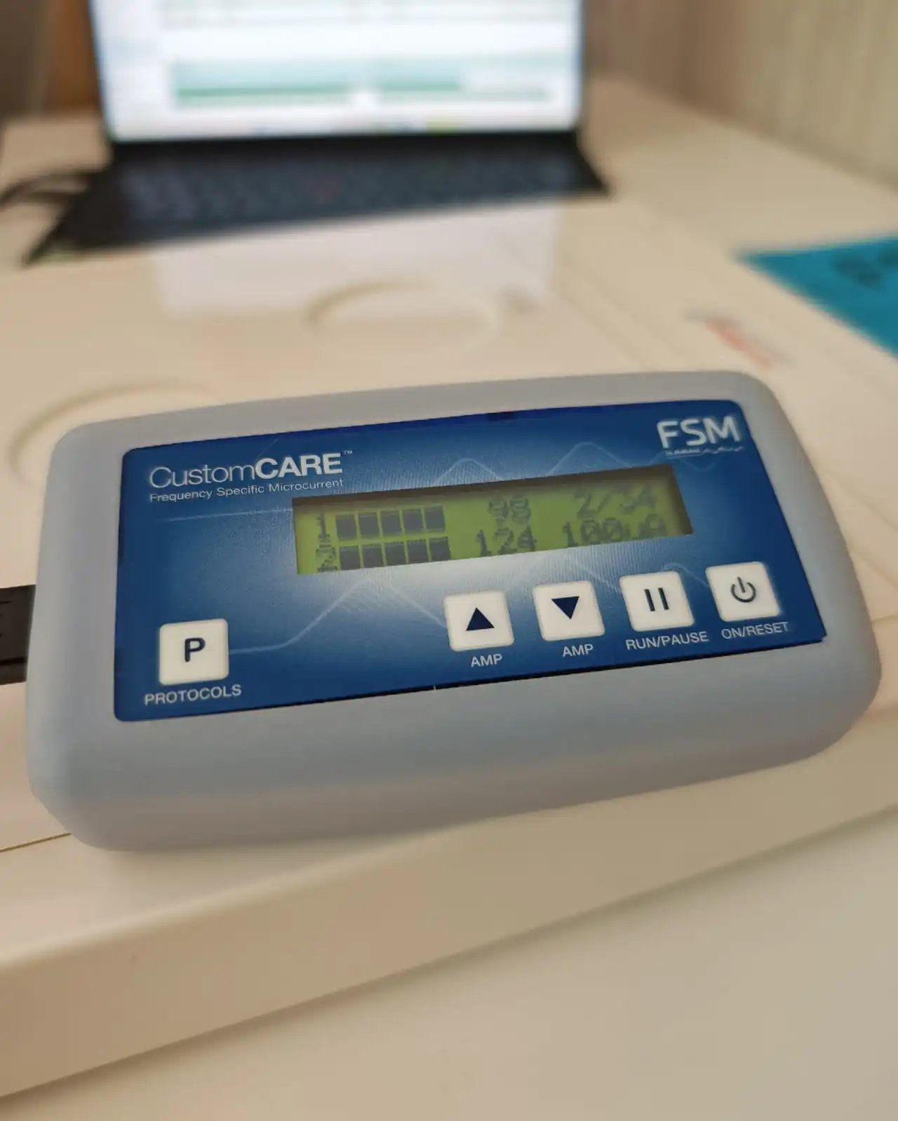 Urządzenie CustomCARE FSM gotowe do sesji terapii częstotliwościami