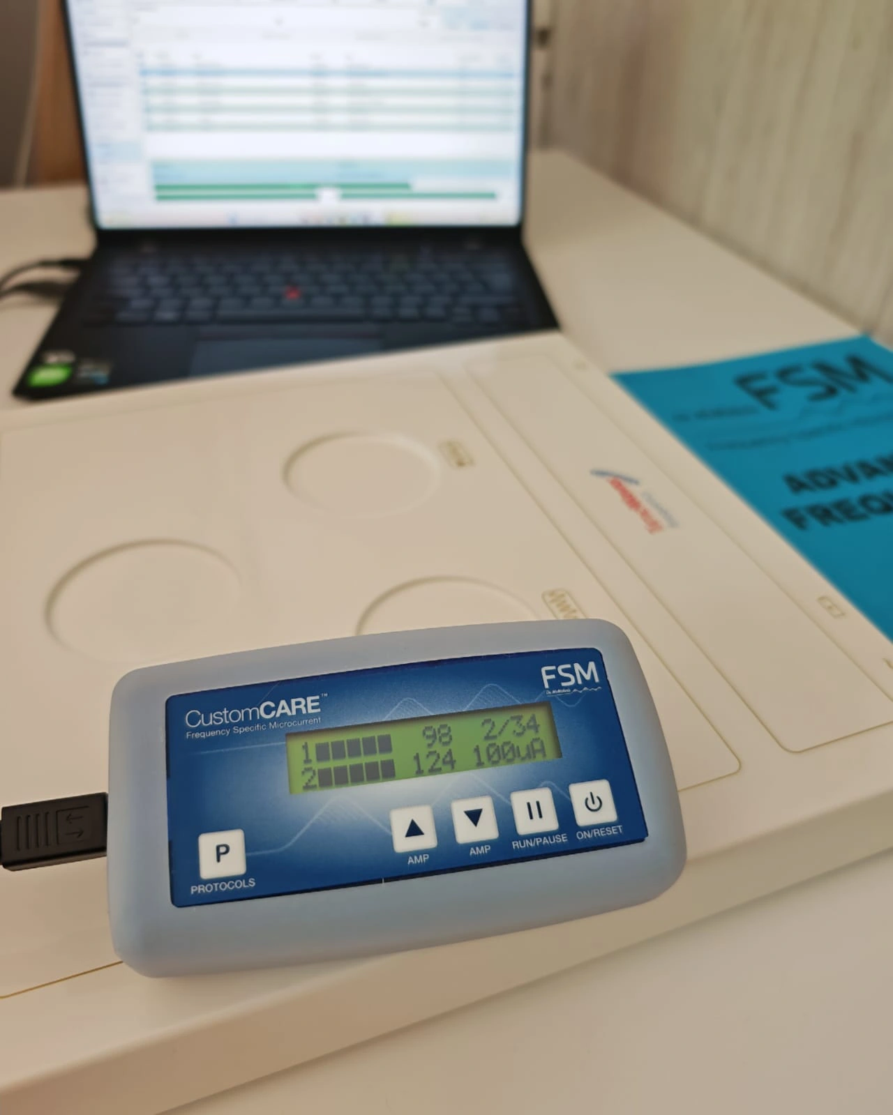 Urządzenie CustomCARE FSM na biurku podczas sesji